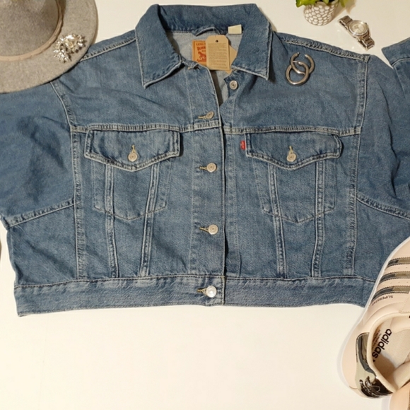 ๐Levi's Oversized Medium Wash Denim Cropped Trucker Jacket - Picture 5 of 12
